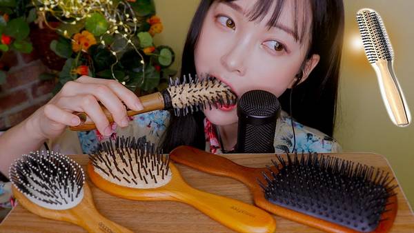 ASMR EDIBLE *ROLL* HAIR BRUSH EATING CRUNCHY&CRISPY 먹는 빗 먹방 食用ヘアブラシ 食用毛刷 | ASMR番茄助眠