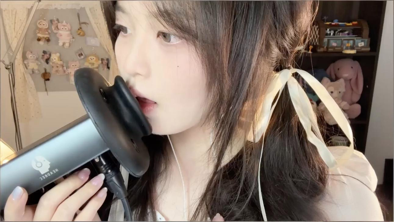 [椰椰拿铁] 固定视角轻语口腔音舔耳 + 白裙丝带双马尾吮吸舔耳 | ASMR番茄助眠
