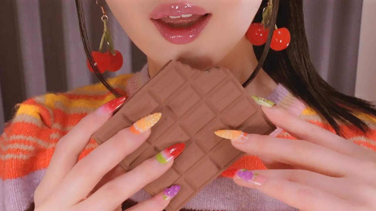 [Cham] 吃假食物发出的咀嚼音（巧克力、草莓、饼干） | ASMR番茄助眠