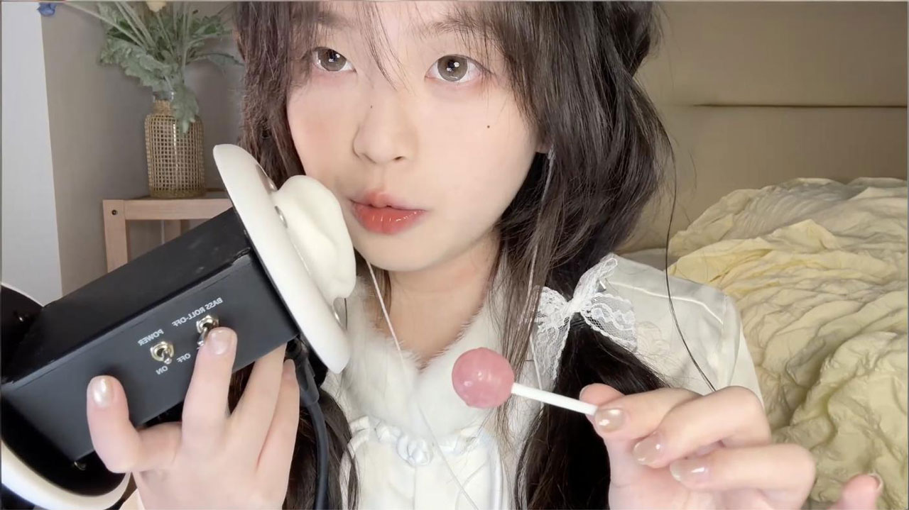 [椰椰拿铁] 超长棒棒糖舔耳 + 女仆の深夜耳畔湿润的舔麦 | ASMR番茄助眠